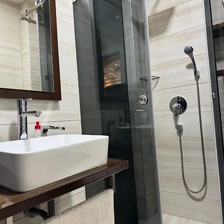 Appartement Jacuzzi In Bedroom Elegance