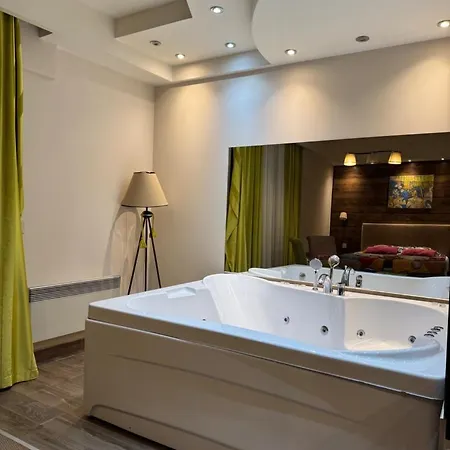 Appartement Jacuzzi In Bedroom Elegance *