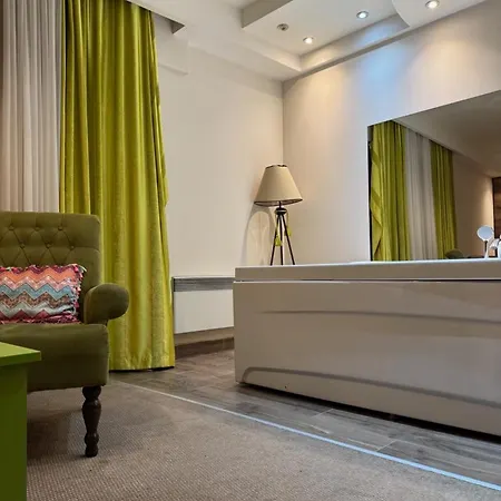 Jacuzzi In Bedroom Elegance *