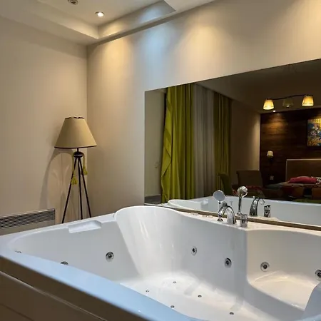 Jacuzzi In Bedroom Elegance Appartement *
