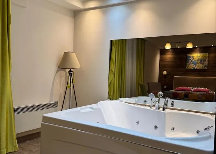 아파트 Jacuzzi In Bedroom Elegance *