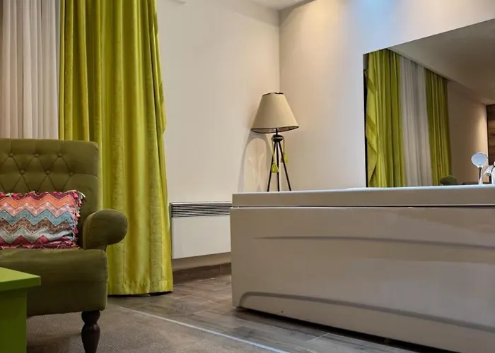 Jacuzzi In Bedroom Elegance *